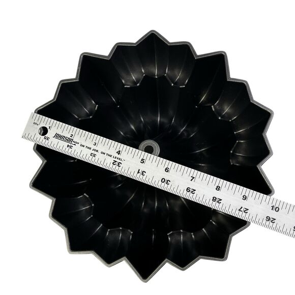 Wilton Dimensions Cascade Bundt Cake Pan Nonstick Heavy Cast Aluminum 10 Cup - Picture 10 of 10